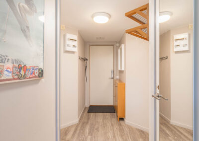 Hall och entré Sovrum med våningssäng i Freestylehuset 304, lägenhet på Åre torg, boende i Åre Sweden